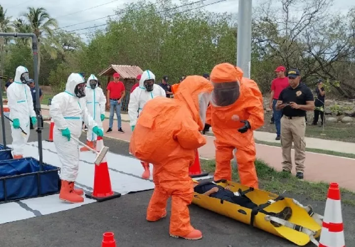 La primera práctica incluyó el uso de vestuario especial utilizado para atender estos incidentes con el fin de familiarizar a los equipos con su uso. Foto. Thays Domínguez