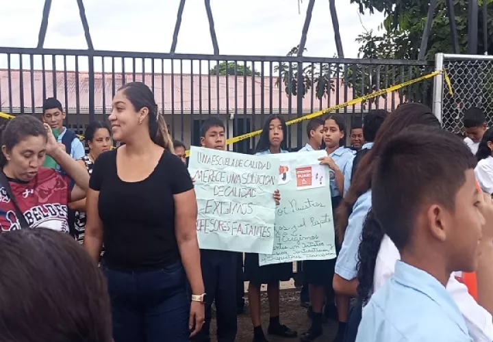Los padres de familia del centro educativo básico general Biancheri, exigen una pronta respuesta. Foto. Eric Montenegro