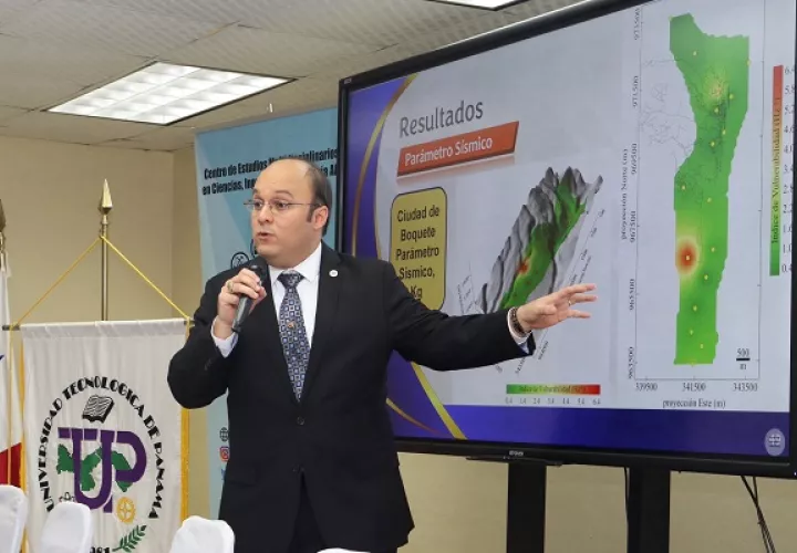 El Dr. Francisco Grajales, investigador principal del estudio, presenta los resultados de su proyecto de investigación.