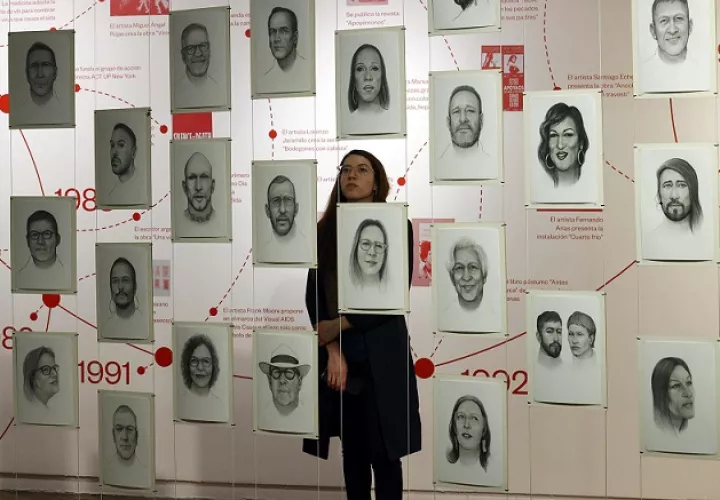 Asistentes observan la muestra 'Virosis'. Foto: EFE