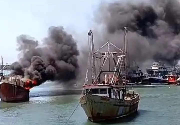 Desde el puerto se podía observar la magnitud del fuego y la gran humareda. Foto: Eric A. Montenegro 