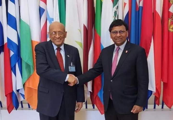 El ministro Héctor  Alexander se reunió con T. Raja Kumar, presidente de GAFI. Foto: Cortesía MEF