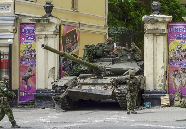 Soldados de la compañía militar privada (PMC) Wagner Group montan un tanque que dice ‘Siberia’ en una calle del centro de Rostov-on-Don.  Foto: EFE