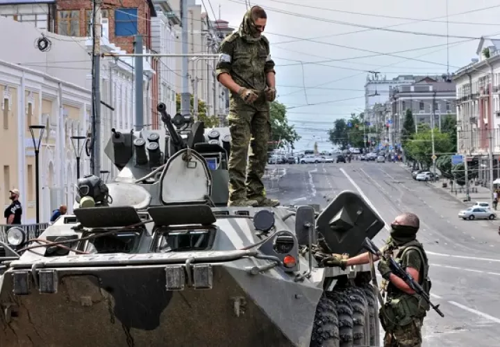 Mercenarios de Wagner bloquean una calle en Rostov (Rusia). Foto: EFE