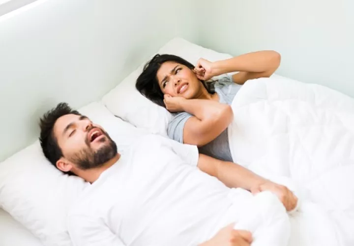 A algunos no los deja dormir los ronquidos de su pareja. Foto:  Freepik / Ilustrativa