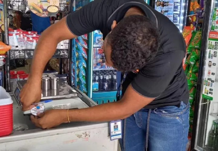 Unas 22 tenían información en kilogramos y estaban pesando en libras, mientras que dos no tenían información de los aspectos técnicos y una no estaba a la vista del consumidor. Foto. Thays Domínguez