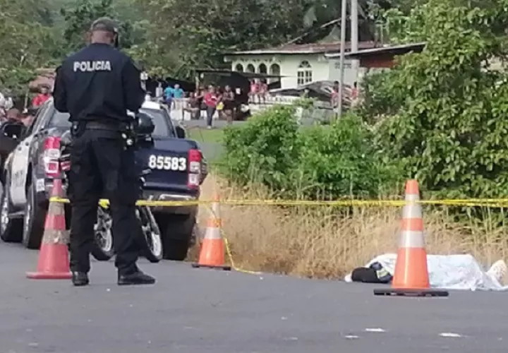El cuerpo quedó tirado en medio de la carretera, ante la mirada atónita de las personas. Foto: Diomedes Sánchez  