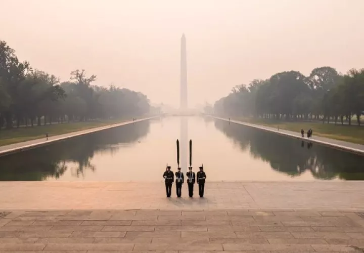 El humo ha afectado la rutina de las personas. Foto: EFE