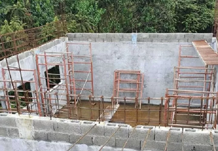Aulas sin concluir, inclusive con los andamios a la intemperie, se observan en las instalaciones del plantel. Foto: Melquiades Vásquez 