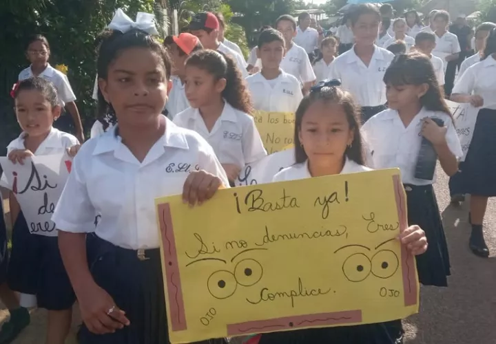 Durante la protesta, la comunidad educativa portaba pancartas y gritaban consignas. Foto: Thays Domínguez