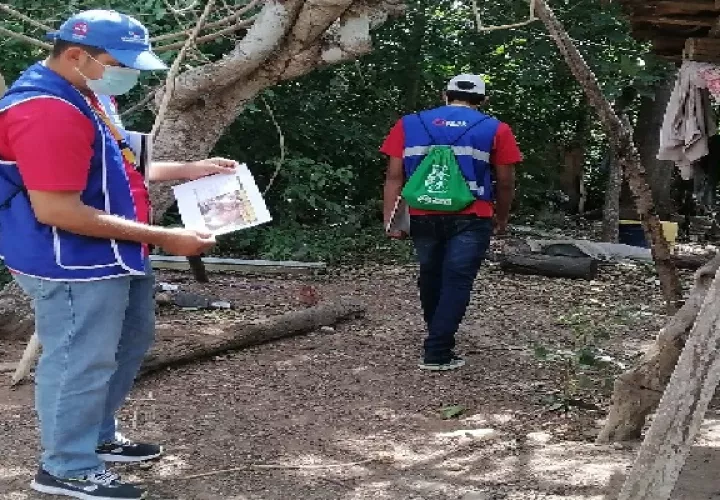 El Ministerio de Salud continúa orientando constantemente en cada distrito, dando docencia de las medidas para evitar la transmisión de la enfermedad. Foto. Thays Domínguez