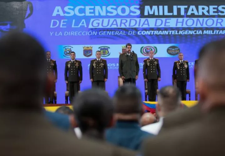  El presidente de Venezuela, Nicolás Maduro, felicitó este viernes a 271 militares que fueron ascendidos en un acto.