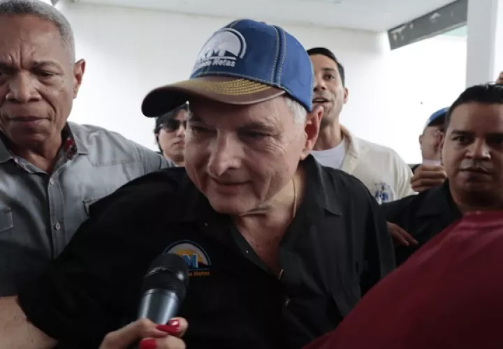 Martinelli a su llegada al centro de votación. Foto: Víctor Arosemena