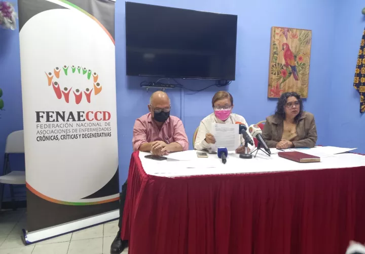 En conferencia de prensa, los pacientes se quejaron de la falta de medicamentos para sus tratamientos. Foto: Francisco Paz