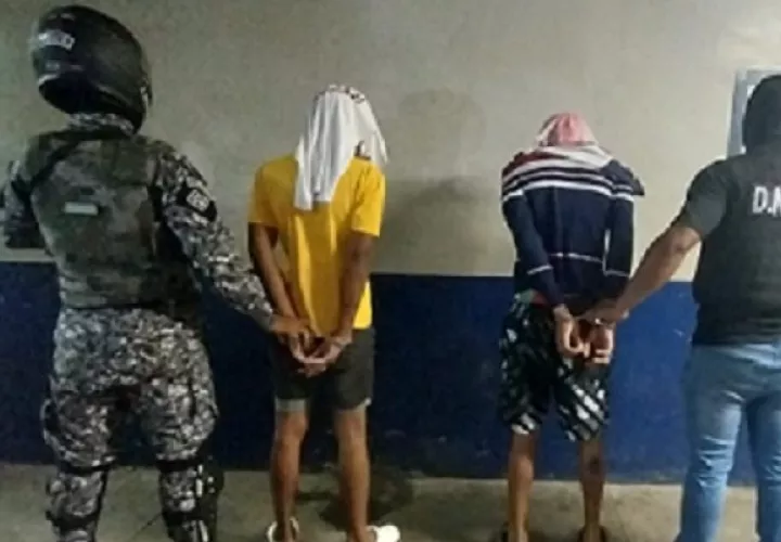 Dos hombres fueron aprehendidos por presuntas actividades de microtráfico. Foto: Diomedes Sánchez 