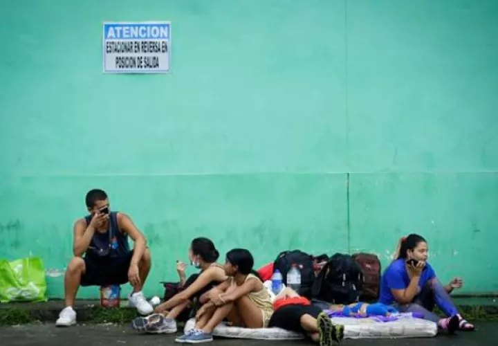 Personas migrantes de origen venezolano, incluidos niños, descansan en un refugio temporal , en Ciudad de Panamá (Panamá). Foto: EFE
