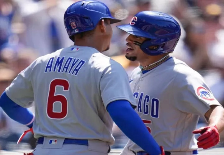 Miguel Amaya es felicitado por su primer cuadrangular en las Grandes Ligas. Foto: Instagram