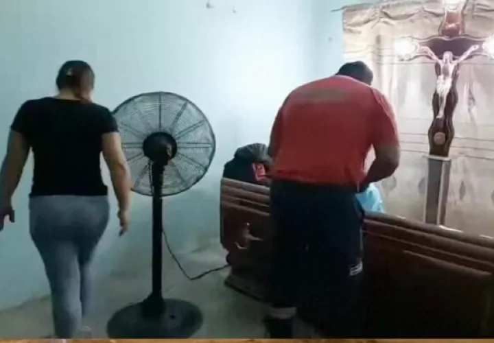 La mujer había golpeado la tapa del ataúd durante el velorio.