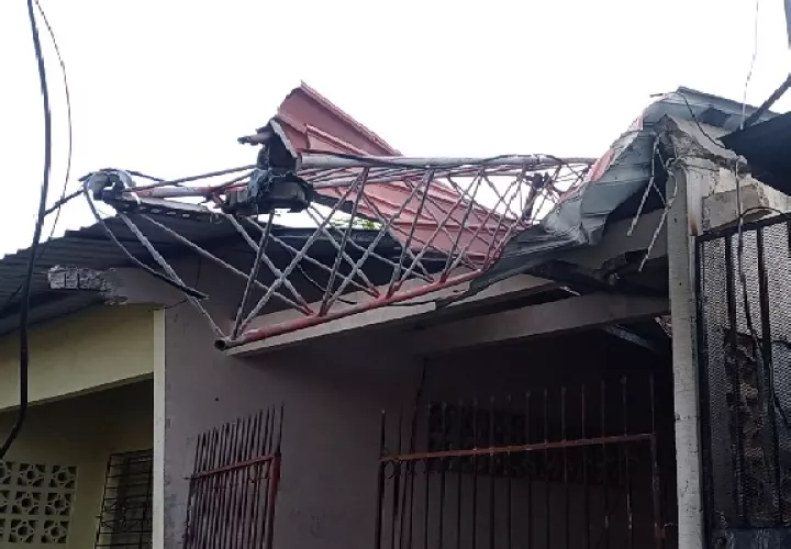 Una vivienda resultó afectada por la caída de una antena de una empresa telefonía móvil en el techo. Foto. Eric Montenegro
