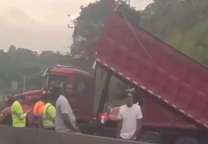 Luego de las 8:00 de la mañana los conductores de camiones volquetes reabrieron la vía. Foto. Eric Montenegro