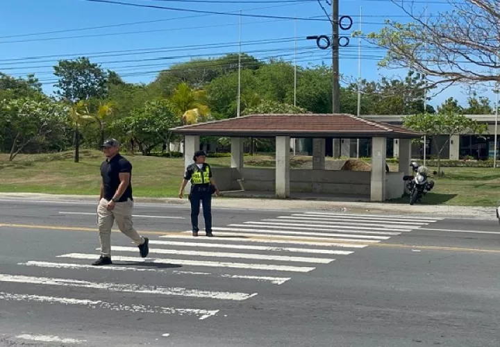 Los docentes y estudiantes expusieron el riesgo y temor que enfrentan cada día al cruzar los cuatro carriles de la vía Interamericana, al no respetar los automovilistas el límite de seguridad. Foto. Eric Montenegro