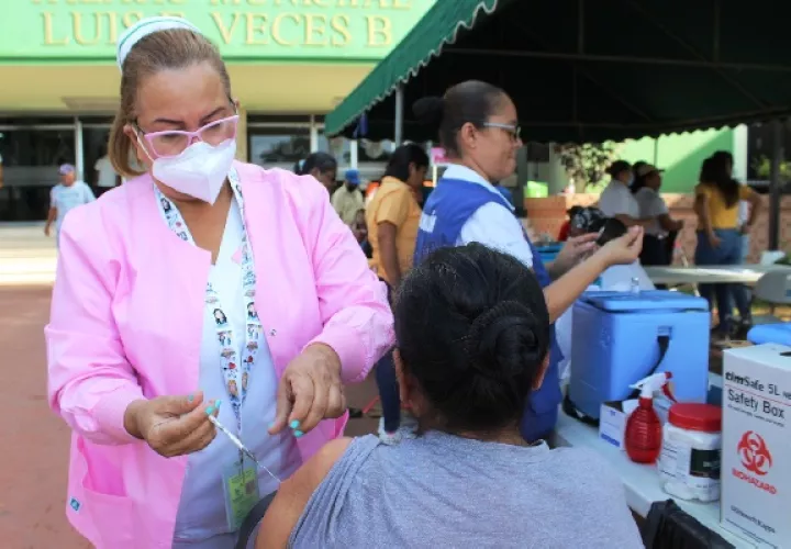 Recientemente, las autoridades de salud recibieron unas 200 mil dosis de vacuna y la población total a inmunizarse alcanza las 400 mil personas. Foto. Eric Montenegro