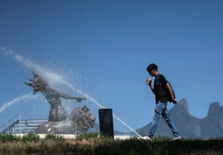Una persona toma bebidas para refrescarse debido a las altas temperaturas. Foto: EFE
