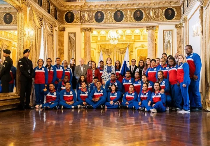 Atletas panameños reciben el Pabellón Nacional. Foto: Pandeportes