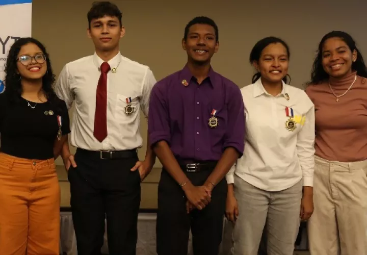 Los 5 ganadores de la VI Olimpiada Panameña de Ciencias Espaciales. Foto: Cortesía