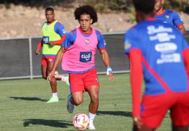 'Coco' Carrasquilla conduce el balón durante los entrenamientos de la selección de Panamá. Foto: Fepafut