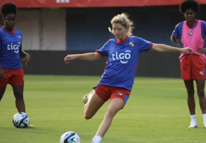 Riley Tanner patea el balón durante los entrenamientos de Panamá en España, ante la mirada de Natalia Mills. Foto: Fepafut
