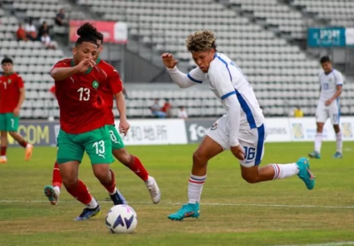 José Bernal de Panamá (16) disputa un balón contra Azrour (13) de Marruecos. Foto: Fepafut 