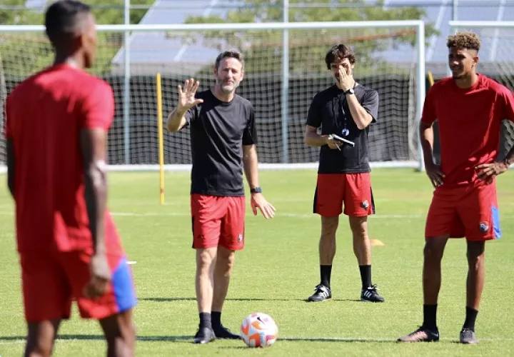 Thomas Christiansen (cent.) en los entrenamientos de Panamá.