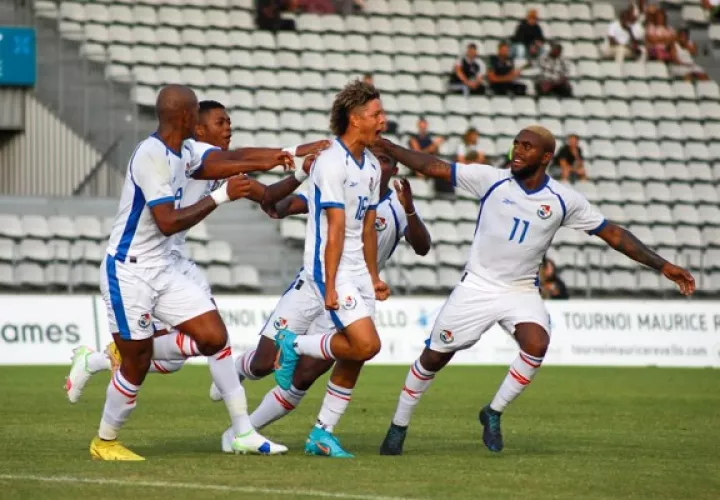 El panameño José Bernal (cent.) festeja su gol contra Costa Marfil. Foto: Fepafut