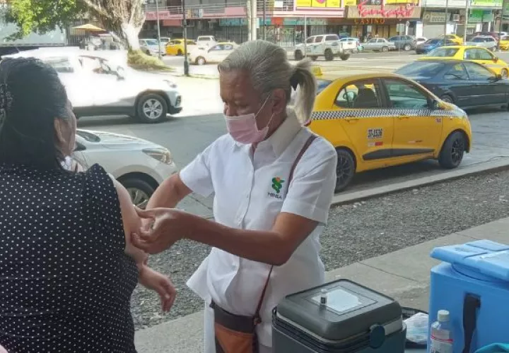 Debe portar su tarjeta de vacunación y cédula de identidad personal. Foto: Cortesía Minsa