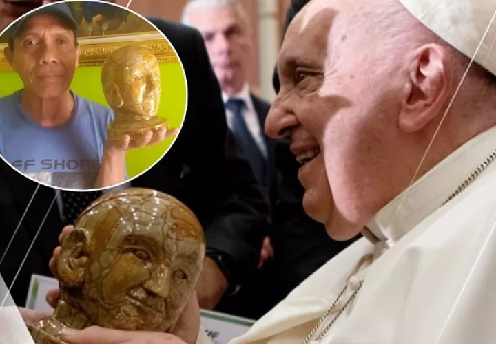 El artesano José Soto y el Papa al recibir el detalle. 