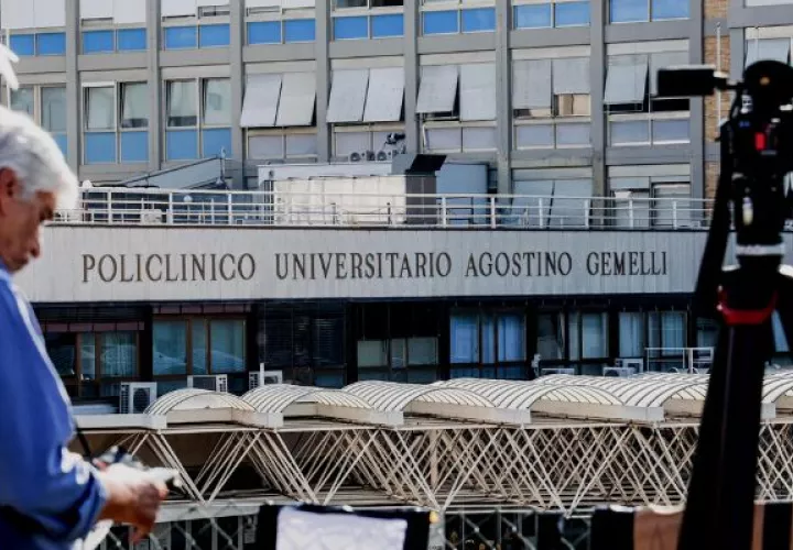Alrededores del hospital Gemelli donde el papa ha pasado la primera noche tras la operación de una hernia. Foto: EFE