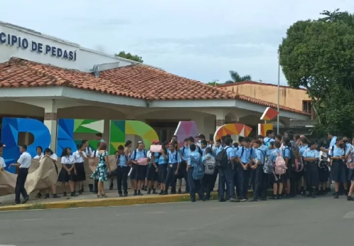 Los estudiantes, del Centro de Educación Básico General Plinio Antonio Moscoso, salieron a la calle junto a sus padres y moradores del área. Foto. Thays Domínguez