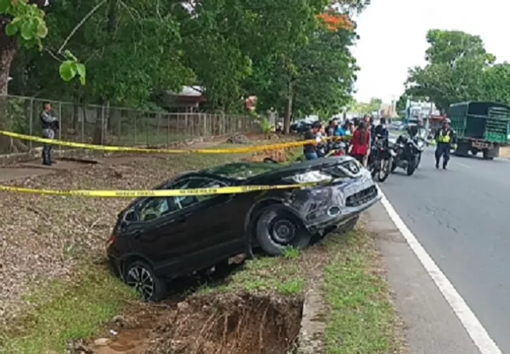 El vehículo quedó en una cuneta y uno de los sujetos aprehendido. Foto: Melquiades Vásquez