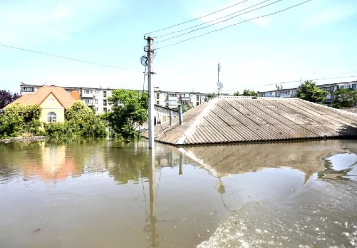 La bajada de las aguas revela desastre dejado por la presa en Ucrania. Foto: EFE