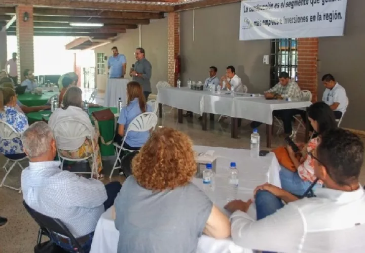 En la reunión estuvieron presentes representantes de más de 38 promotoras, así como los gobernadores de ambas provincias. Foto. Thays Domínguez