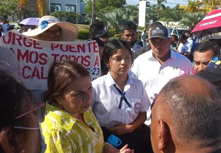 Los estudiantes mostraron notas enviadas al MOP, solicitando el paso peatonal. Foto: Eric A. Montenegro