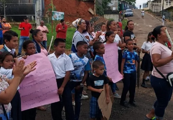 En la protesta portaban pancartas exigiendo respuestas a sus peticiones. Foto: Diomedes Sánchez S.