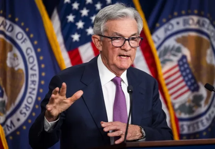 El presidente de la Reserva Federal de EE.UU., Jerome Powell, participa en una rueda de prensa en la que explica la decisión del organismo de no subir los tipos de interés. Foto: EFE