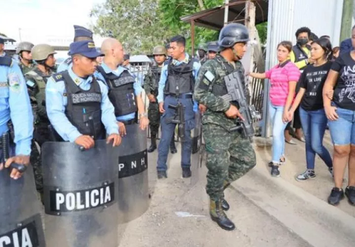 Policías y militares vigilan el penal donde al menos 41 personas fallecieron y otras siete resultaron heridas. Foto: EFE