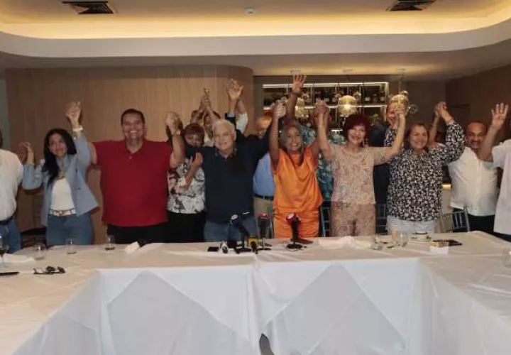 Martinelli junto a diputados de Cambio Democrático y RM. 