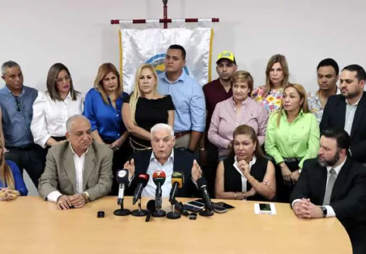 El candidato presidencial por Realizando Metas, Ricardo Martinelli junto a un grupo de copartidarios ayer en conferencia de prensa. Víctor Arosemena