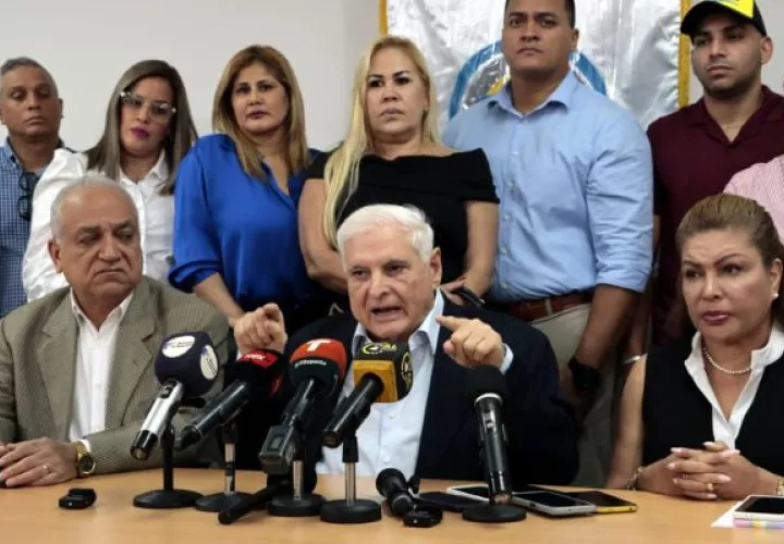 Conferencia de prensa del candidato presidencial Ricardo Martinelli. Foto: Víctor Arosemena