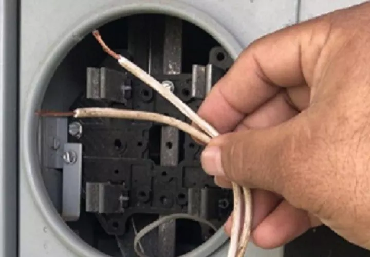  Personal de la empresa Naturgy procedió a eliminar las conexiones eléctricas ilícitas. Foto: Eric A. Montenegro