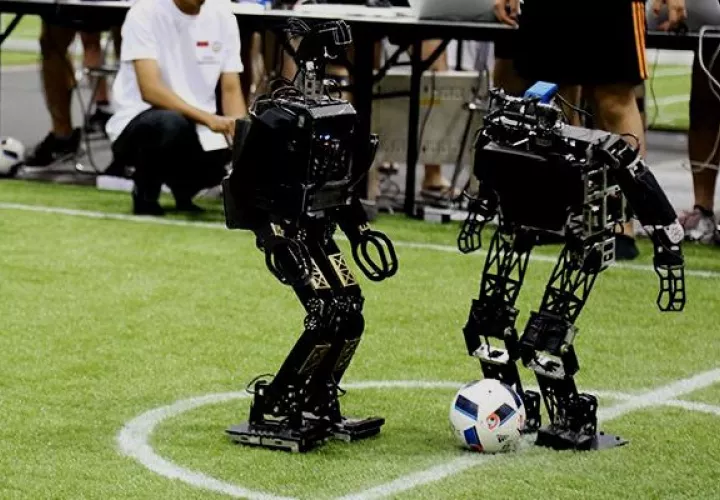 Expertos pronostican que en el año 2050 los robots podrán jugar fútbol como un ser humano. Foto: Cortesía